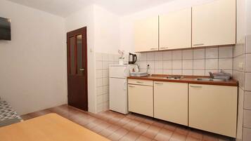 Fridge, stovetop, coffee/tea maker