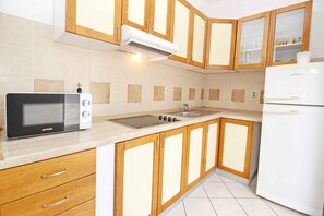 ثلاجة، موقد طهي مسطح، ماكينة لصنع القهوة/الشاي