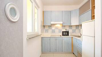 Fridge, stovetop, coffee/tea maker