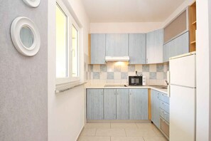 Fridge, stovetop, coffee/tea maker