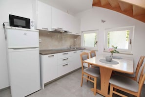 Fridge, microwave, stovetop, coffee/tea maker - Holiday apartment mit Terrasse (Baška)