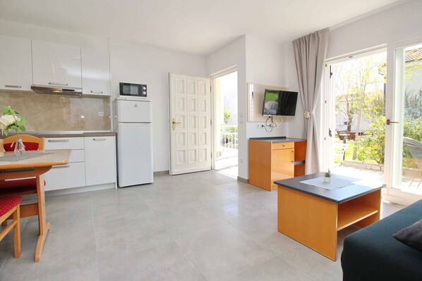 Fridge, microwave, stovetop, coffee/tea maker