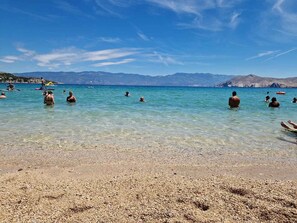 Beach nearby - Holiday apartment with terrace near the beach (Baška)