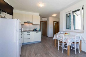 Fridge, stovetop, dishwasher, coffee/tea maker