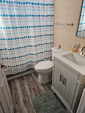 吹风机、毛巾、肥皂、卫生纸