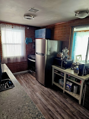 Fridge, microwave, oven, stovetop - Captain's Cove Waterview Retreat-Lake Erie Port Clinton (Port Clinton)