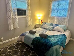 2 bedrooms, free WiFi, bed sheets - Waterfront views located in Port Clinton. (Port Clinton)