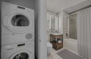 Secadora de cabello, bidet, jabón, papel de baño