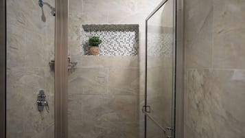 Douche, sèche-cheveux, serviettes fournies, savon