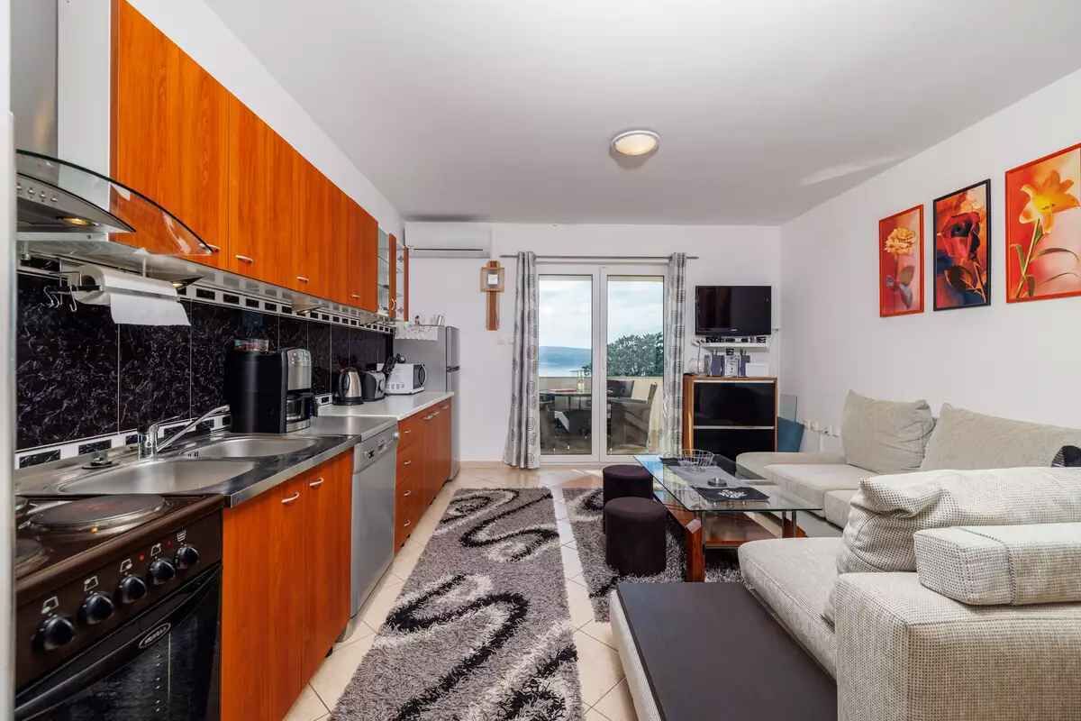 Réfrigérateur, un four, surface de cuisson, lave-vaisselle