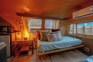 1 bedroom, WiFi, bed sheets - //Tarzan's Airstream Retreat// (Tampa)