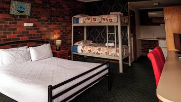 ファミリー ルーム | デスク、ノートパソコン用作業スペース、アイロン / アイロン台、WiFi (無料)