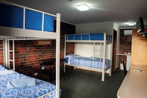 Schreibtisch, laptopgeeigneter Arbeitsplatz, Bügeleisen/Bügelbrett