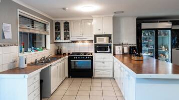 小型冷蔵庫、電子レンジ