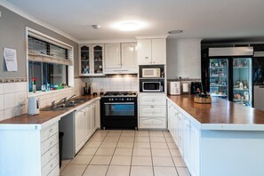 小型冷蔵庫、電子レンジ