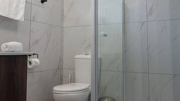 Kahden hengen deluxe-huone | Kylpyhuone | Suihku, pyyhkeet, saippua, sampoo