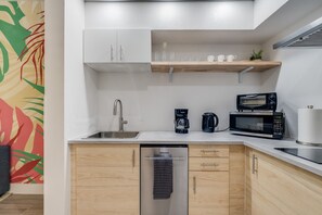 Réfrigérateur, micro-ondes, plaque de cuisson, lave-vaisselle