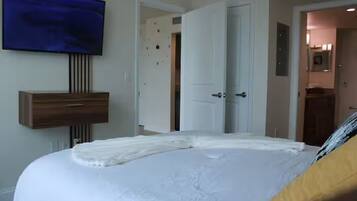 Tabla de planchar con plancha, internet y ropa de cama