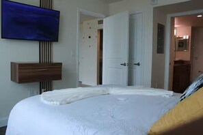 Tabla de planchar con plancha, internet y ropa de cama