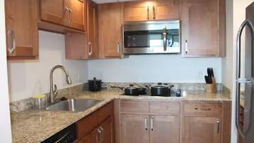 Microondas, horno, parrilla de estufa y lavavajillas