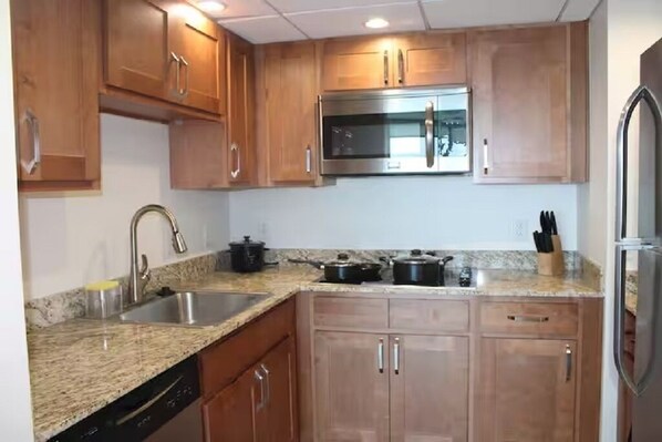 Microondas, horno, parrilla de estufa y lavavajillas