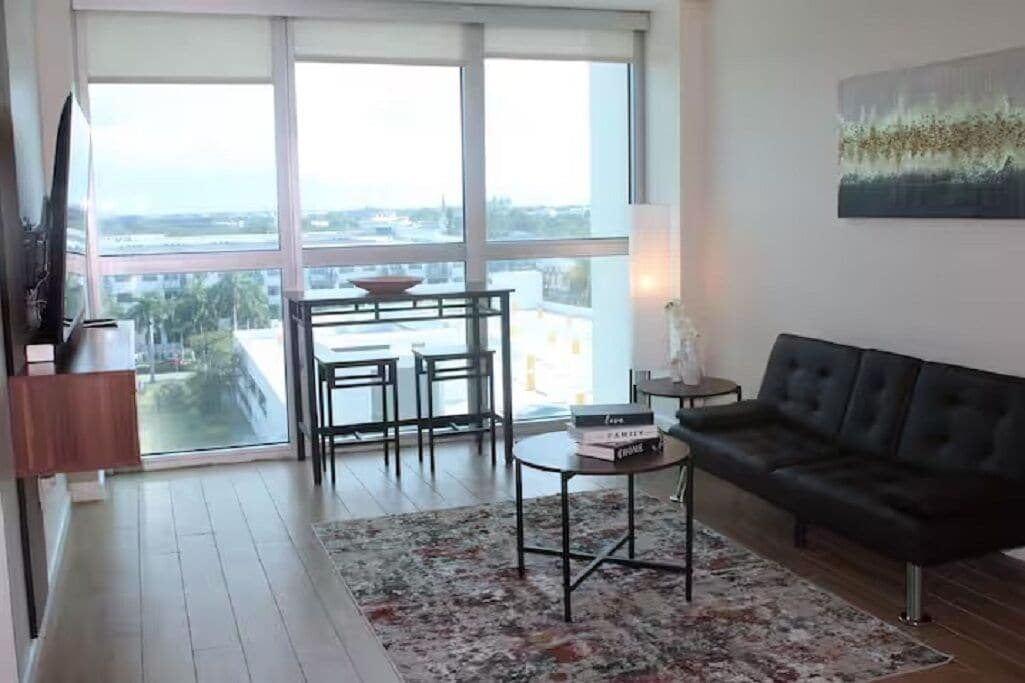 Älytelevisio, takka, pöytätennispöytä, kirjoja