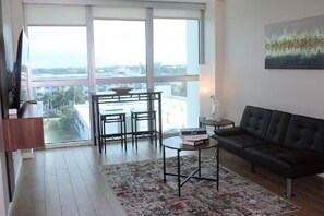 智能电视、壁炉、乒乓球、书