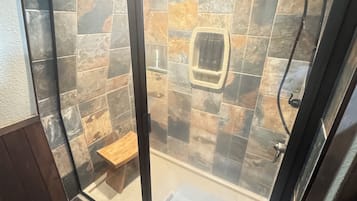 Chuveiro, toalhas de banho, sabonete, shampoo