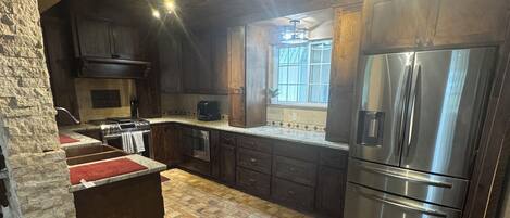 Kylskåp, mikrovågsugn, ugn och spishäll