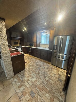 Een koelkast, een microgolfoven, een oven, een kookplaat