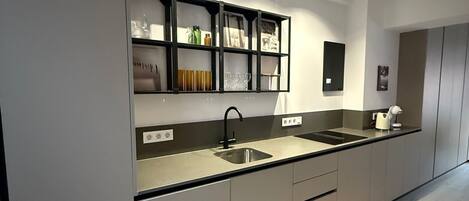 Micro-ondes, four, plaque de cuisson, lave-vaisselle