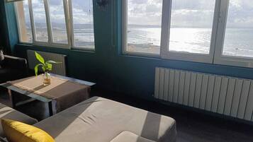 Comfort Apartment, Beach View | Ruang tamu | 40 inci televisyen skrin rata dengan digital