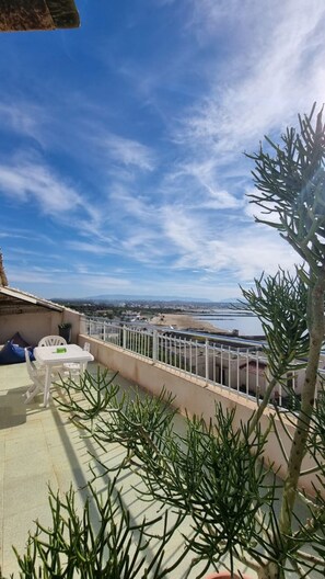 Comfort Apartment, Multiple Beds, Beach View | Terrace/patio - dareddroudj (Algiers)