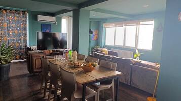 Appartement Confort, vue plage | Coin séjour | Télévision à écran plat de 40 pouces avec chaßnes numériques