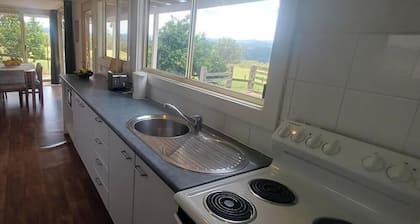 The Old Dairy Cottage - rural retreat with mountain and bush panorama