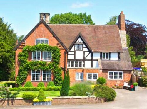 Grade 2* listed 6 Bedroom Manor House, Derbyshire Dales.