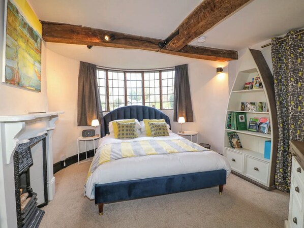 6 bedrooms, travel cot, free WiFi, bed sheets