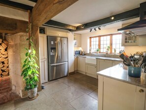 Réfrigérateur, four  à micro-ondes, un four, surface de cuisson