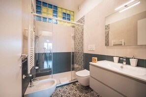 Shower, bidet, towels, toilet paper