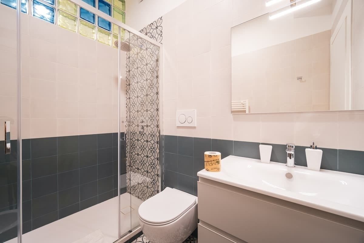 Un baño con ducha, inodoro y lavamanos.