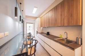 Réfrigérateur, micro-ondes, plaque de cuisson, lave-vaisselle