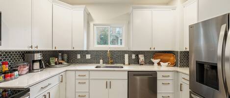 Refrigerador, microondas, horno y parrilla de estufa