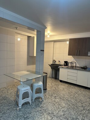 Geladeira, micro-ondas, fogão, cooktop