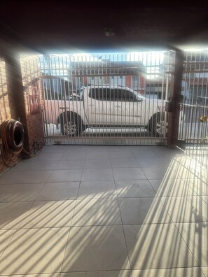 المنطقة المحيطة بالمنشأة