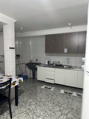 ثلاجة، ميكروويف، فرن، موقد طهي مسطح