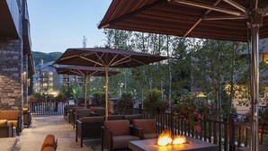 An outdoor patio area with seating and a fire feature. - Martin LutherKing ski break! Beaver Creek ski weekend. 2 bedroom condo (Avon)