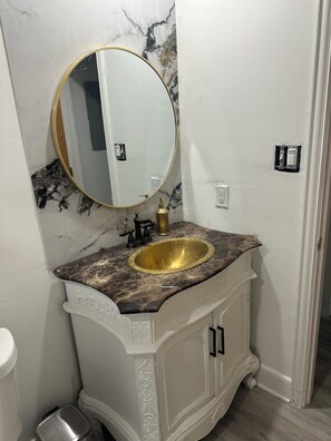 Hårføner, håndklær og toalettpapir