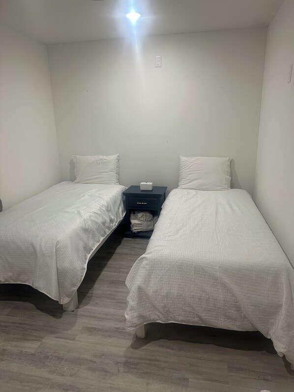 3 bedrooms, Internet, bed sheets - Cool cottage with AC in Rice (Rice)