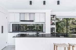 Fridge, microwave, oven, stovetop - 14m Mineral Pool + Paddle Boards + Creek Access (Kingscliff)