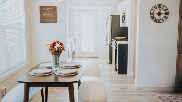 Dining - Modern 4BR Retreat - Sauna, Arcade & Fire Pit - 6min to Downtown Minneapolis (Minneapolis)